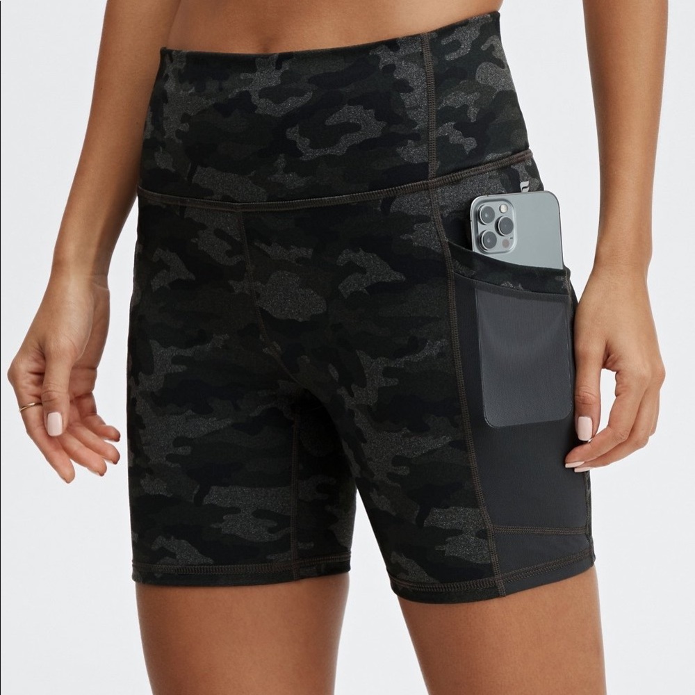 Fabletics on the go short 6”